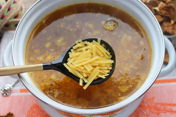 суп с сушеными грибами, картошкой и вермишелью рецепт фото 12